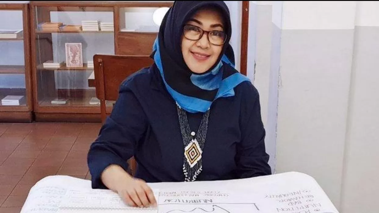 Sosok Dr Tifa yang menantang Rektor UGM membuktikan keaslian Ijazah Jokowi (Puspita )