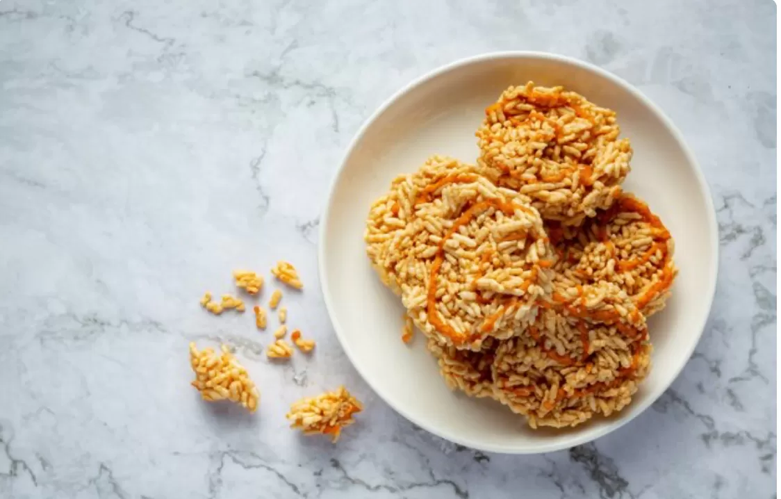 cara membuat rengginang untuk cemilan lebaran (freepik) (puspitawati )