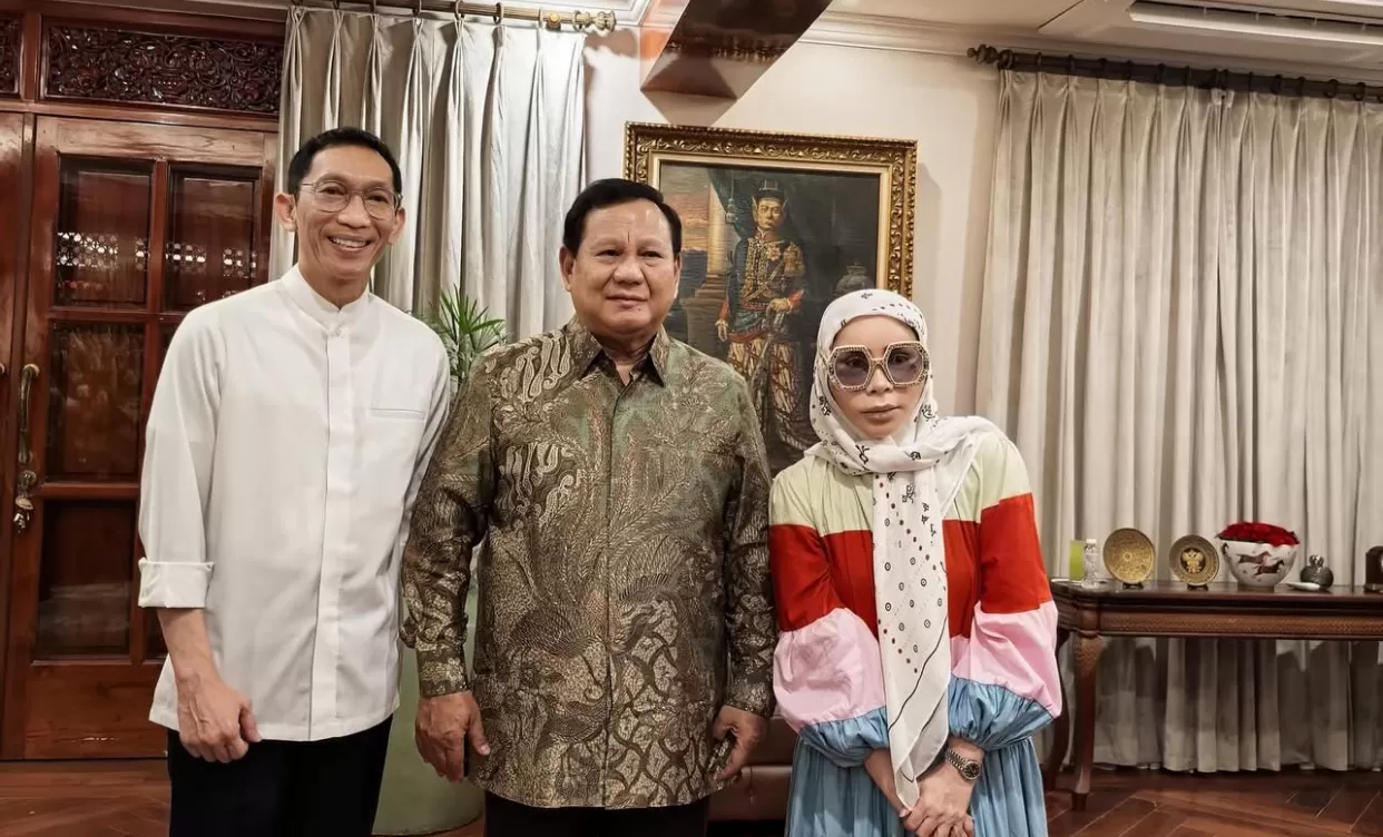 Melly Goeslaw tampak beda dari biasanya di Open House Prabowo (instagram) (puspitawati )
