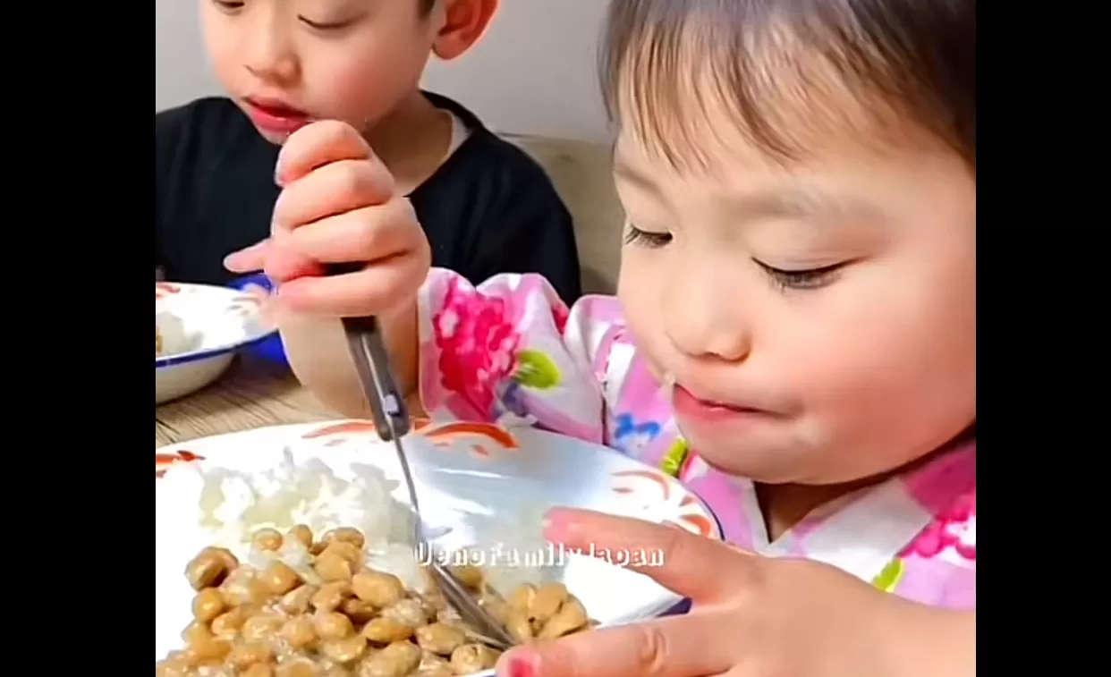 Natsuki dan Ritsuki Makan Natto, Yuk Ketahui Manfaatnya (tangkap layar tiktok) (puspitawati )