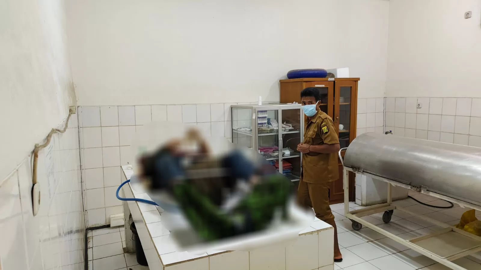 Jenazah korban Mad Asih warga Cikidang Sukabumi yang ditemukan di dalam sumur tengah dilakukan pemeriksaan medis di RSUD Sekarwangi Cibadak  (Foto : Isep Panji)