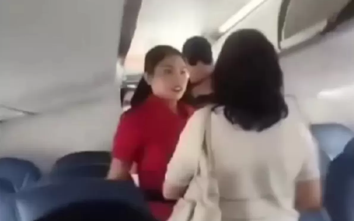 Megawati Zebua  Diduga Cekik Pramugari di Pesawat (puspita )