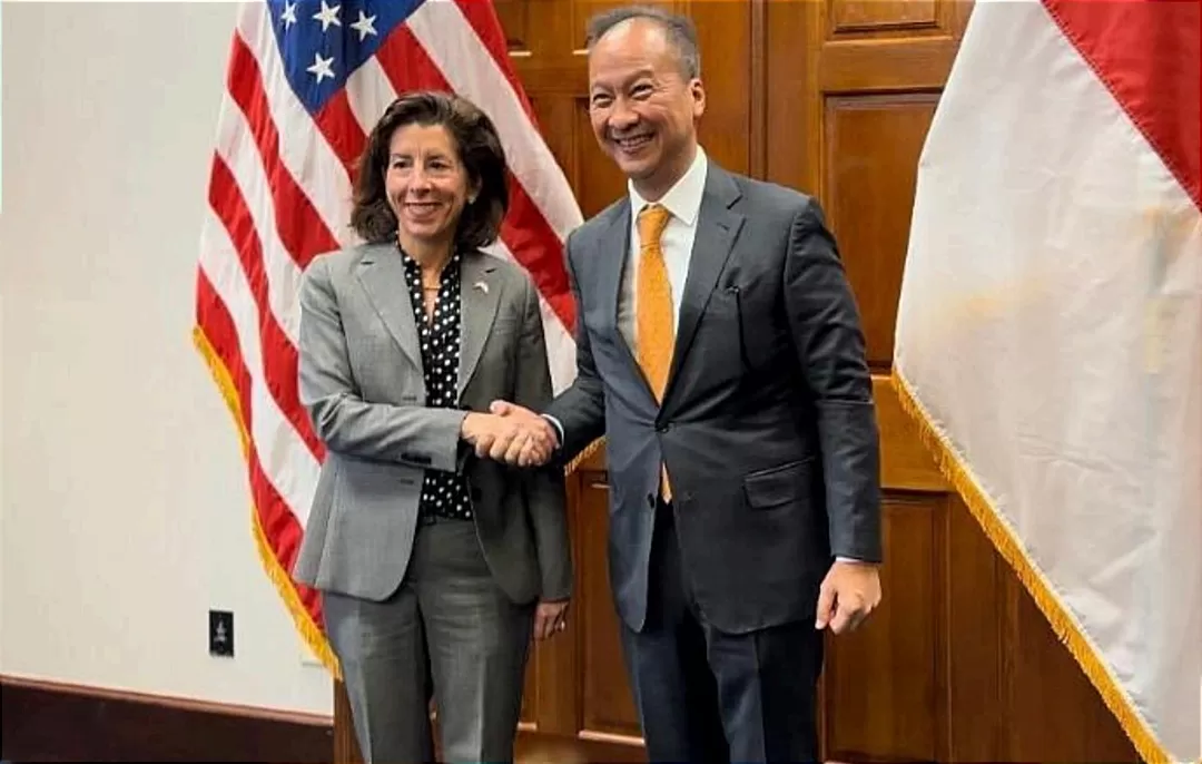 Potret Menteri Perindustrian (Menperin) RI, Agus Gumiwang (kanan) saat bersama Menteri Perdagangan AS, Gina Raimondo (kiri) pada 2022 lalu. (Instagram.com/@agusgumiwangk)