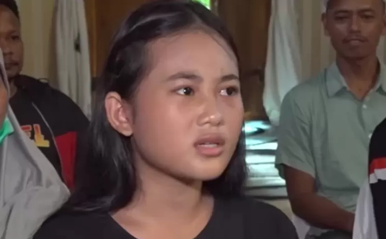 sosok aura cinta yang debat dengan kang dedi mulyadi (puspita )