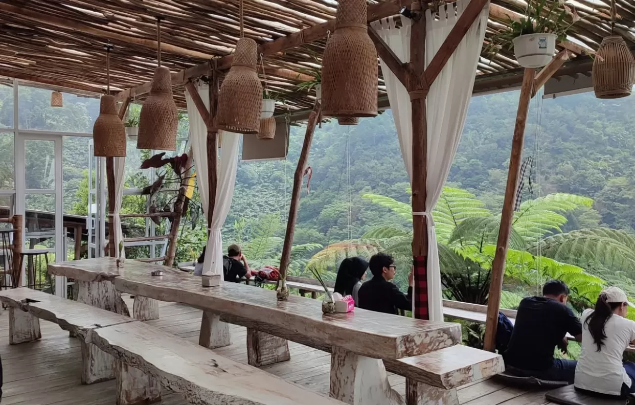 Coffee shop tropical deck puncak bogor (instagram) (puspita)