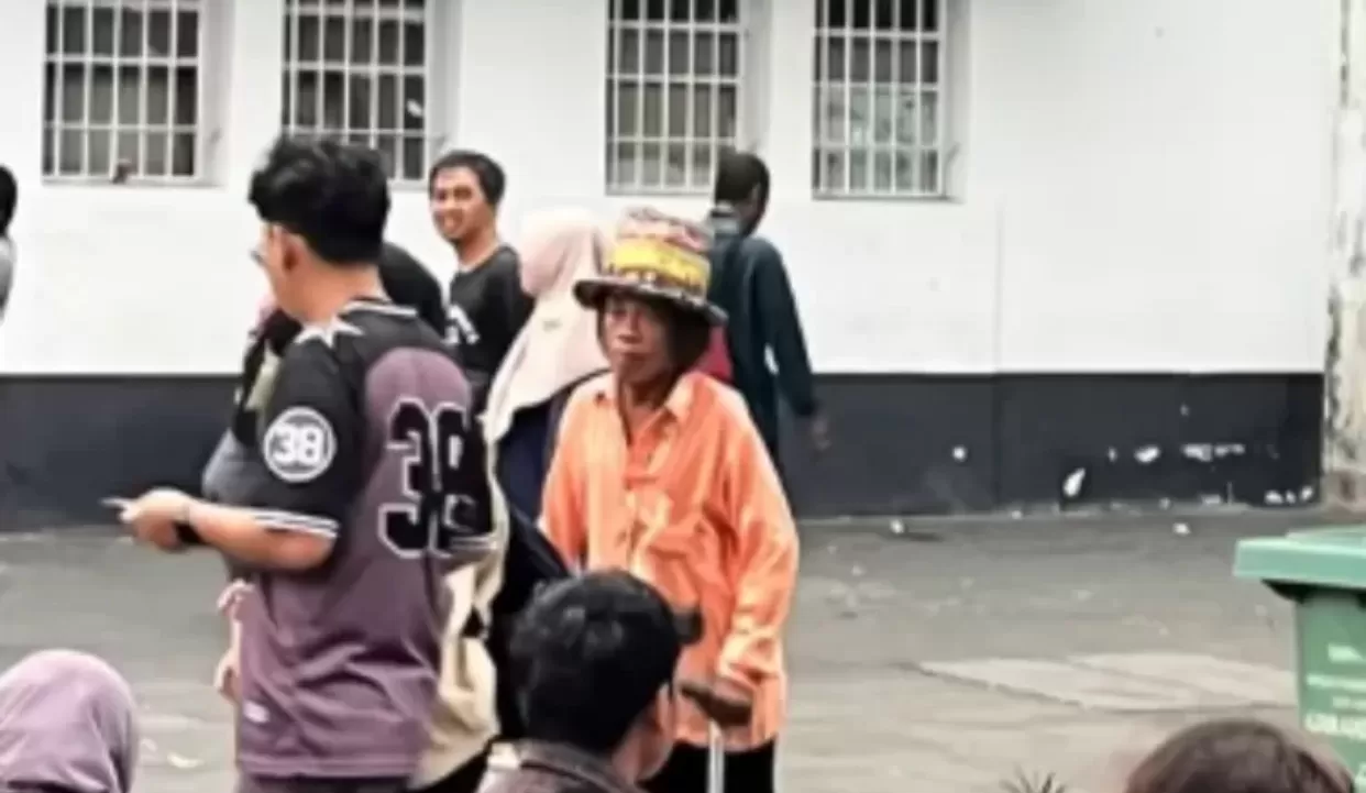pak tarno klarifikasi tentang ngemis di kota tua  (puspita)
