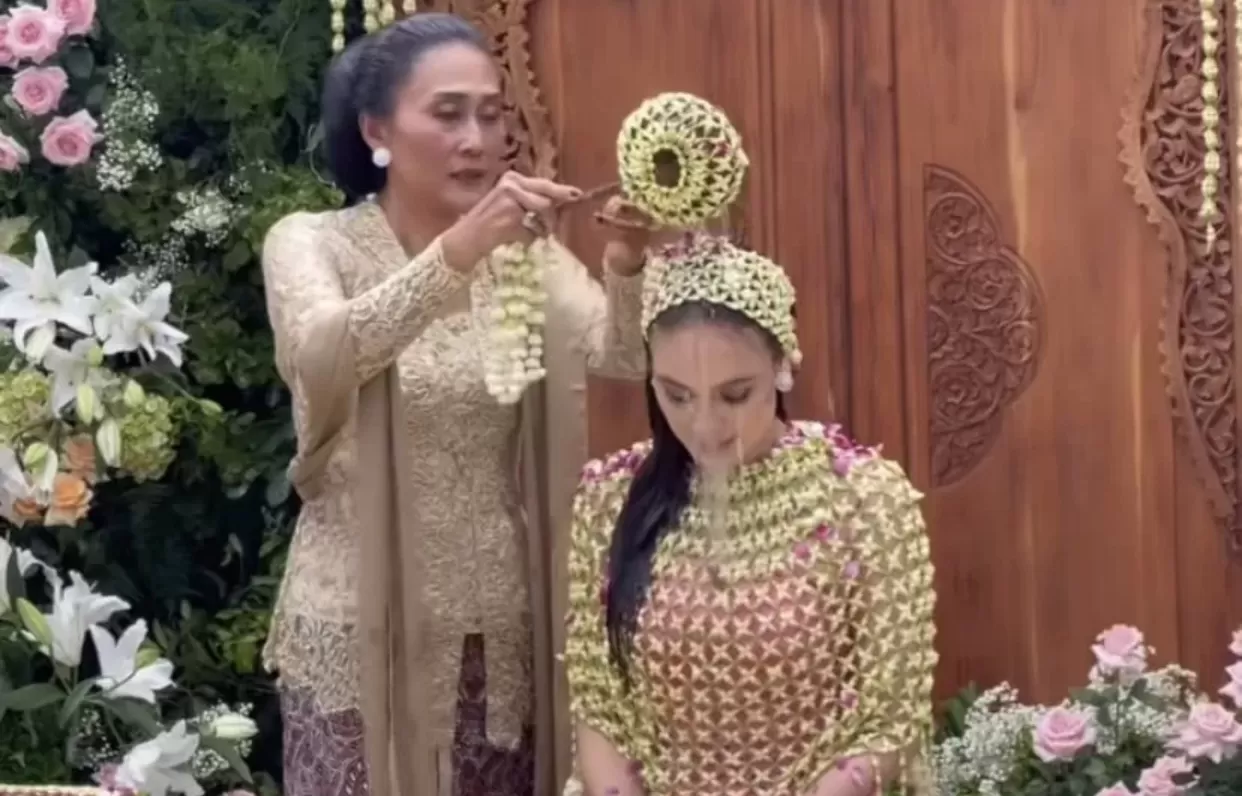 momen luna maya dan Maxime Bouttier siraman (puspita)