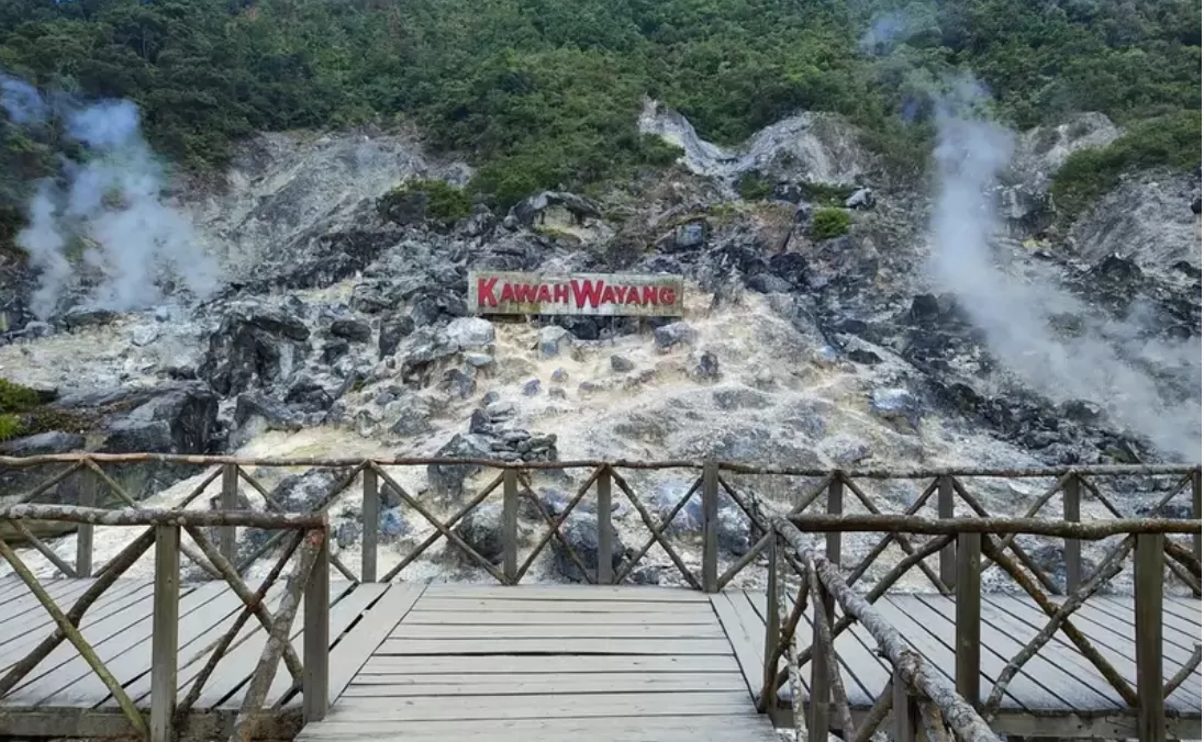 Keindahan Panorama Kawah Wayang  Pangalengan (shutterstock) (puspita)