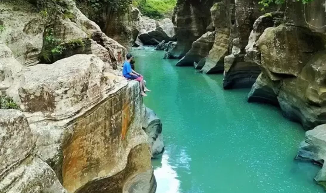 Tonjong Canyon: Surganya Pecinta Healing (merah putih) (puspita )