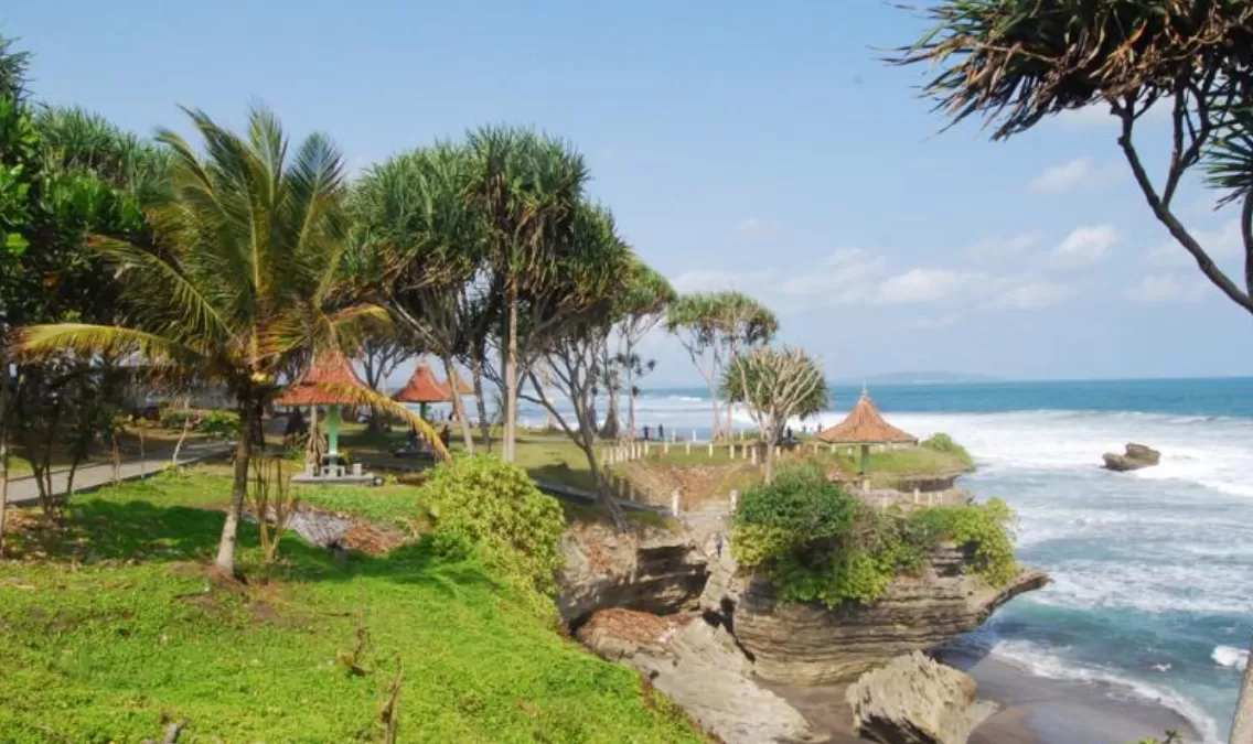 Intip keindahan pantai batu hiu (mypangandaran) (puspita)