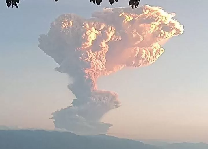Gunung Lewotobi Laki-laki meletus hebat Selasa sore, kolom abu capai 10 km dan disertai hujan kerikil. (Foto : Istimewa/Fuad)