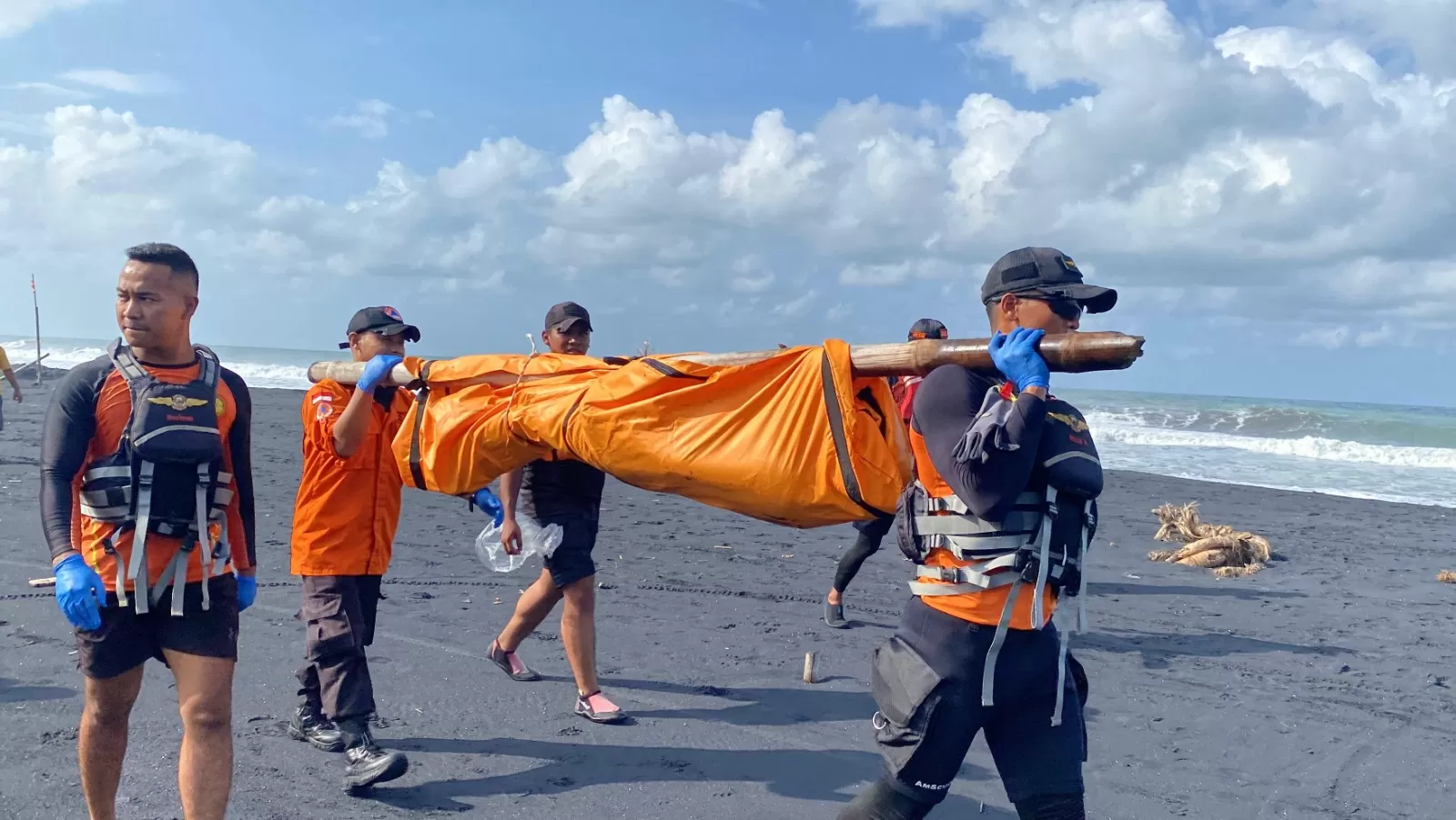 Dihantam Gelombang, Perahu Terbalik dan 2 Nelayan Meninggal Dunia 