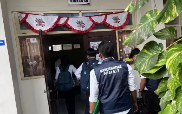 Dokumen, laptop, dan HP pegawai diamankan tim Tipidkor Polda DIY dari ruang Bidang SD