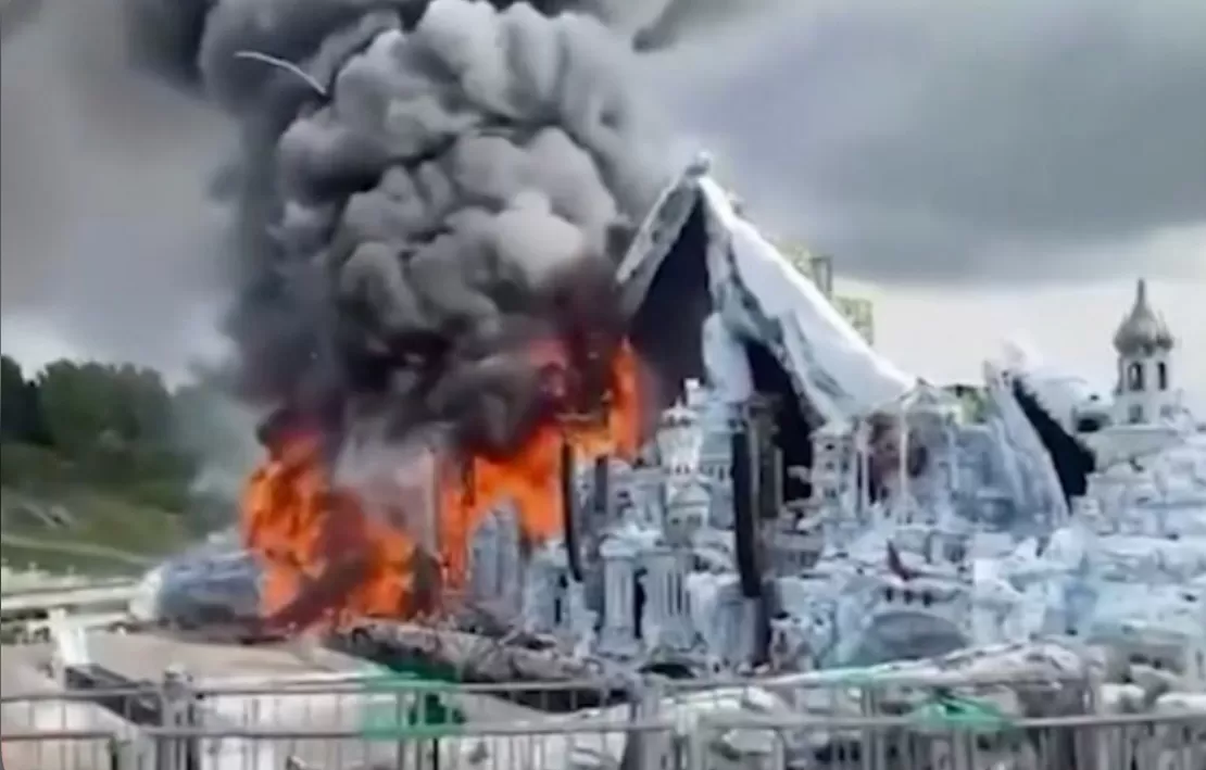 Panggung Utama Tomorrowland 2025 Kebakaran  (puspita)