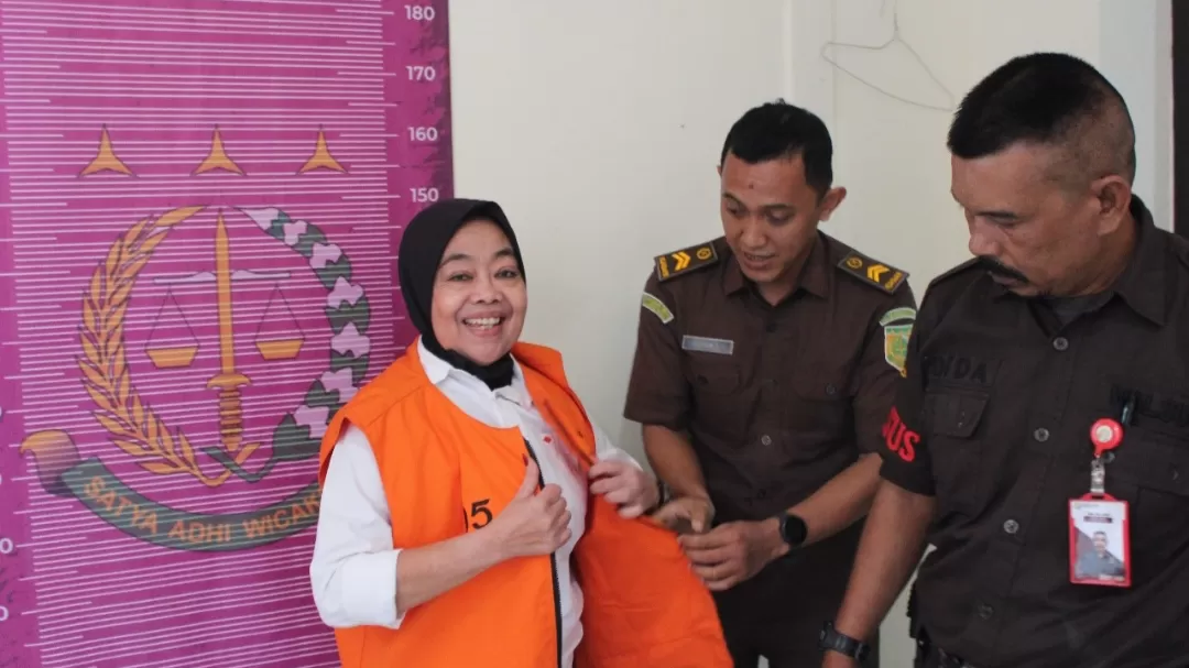 Korupsi 500 Juta Kades Cikujang Sukabumi Heni Mulyani Resmi Ditahan di Lapas Wanita Bandung (Isep Panji)