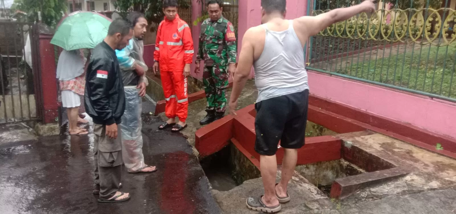 Bocah 4 Tahun Tersedot Jatuh ke Dalam Gorong-gorong di Cibadak Sukabumi (Isep Panji)