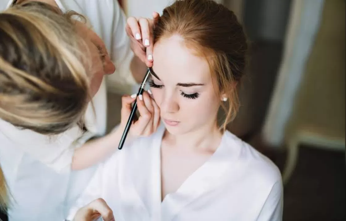 berikut ini teknik dasar makeup untuk mua  profesional (ilustrasi) (puspita )