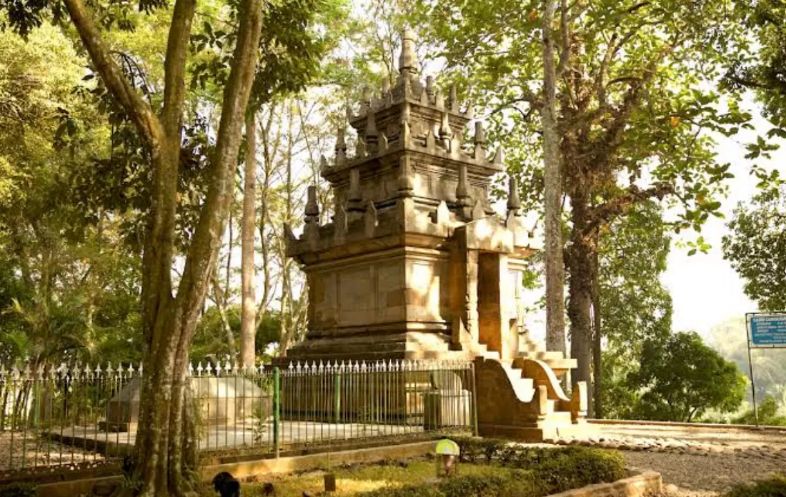 Menilik 4 Mitos Candi Cangkuang (traverse) (puspita )