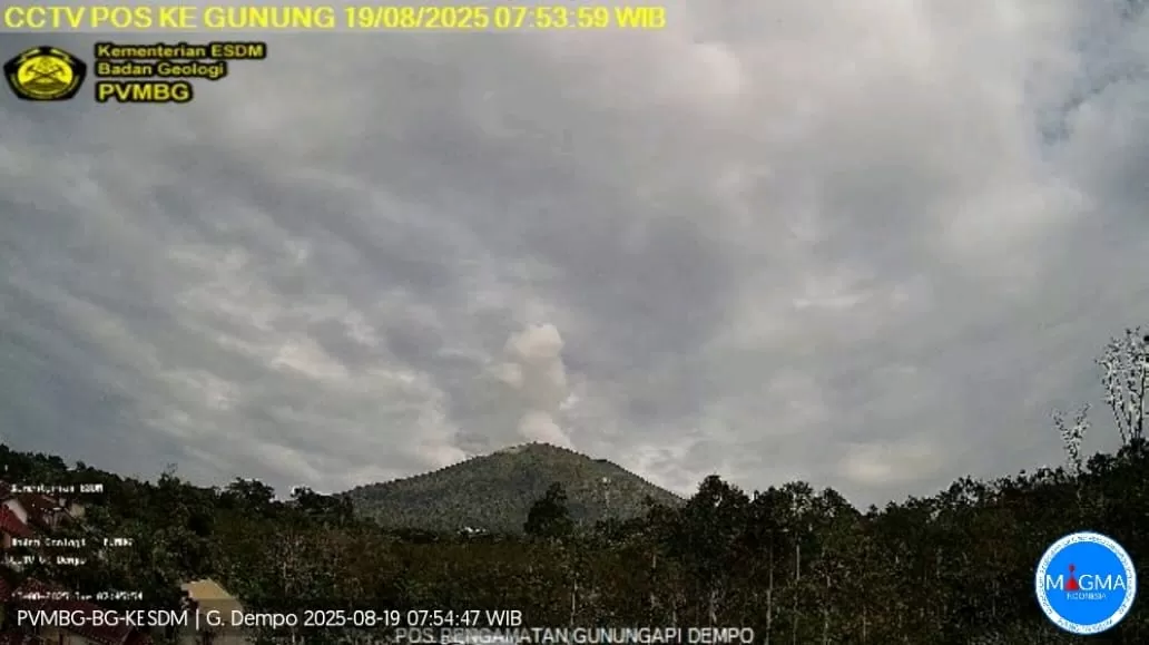 Gunung Dempo di Lahat Sumsel Erupsi Pagi Ini