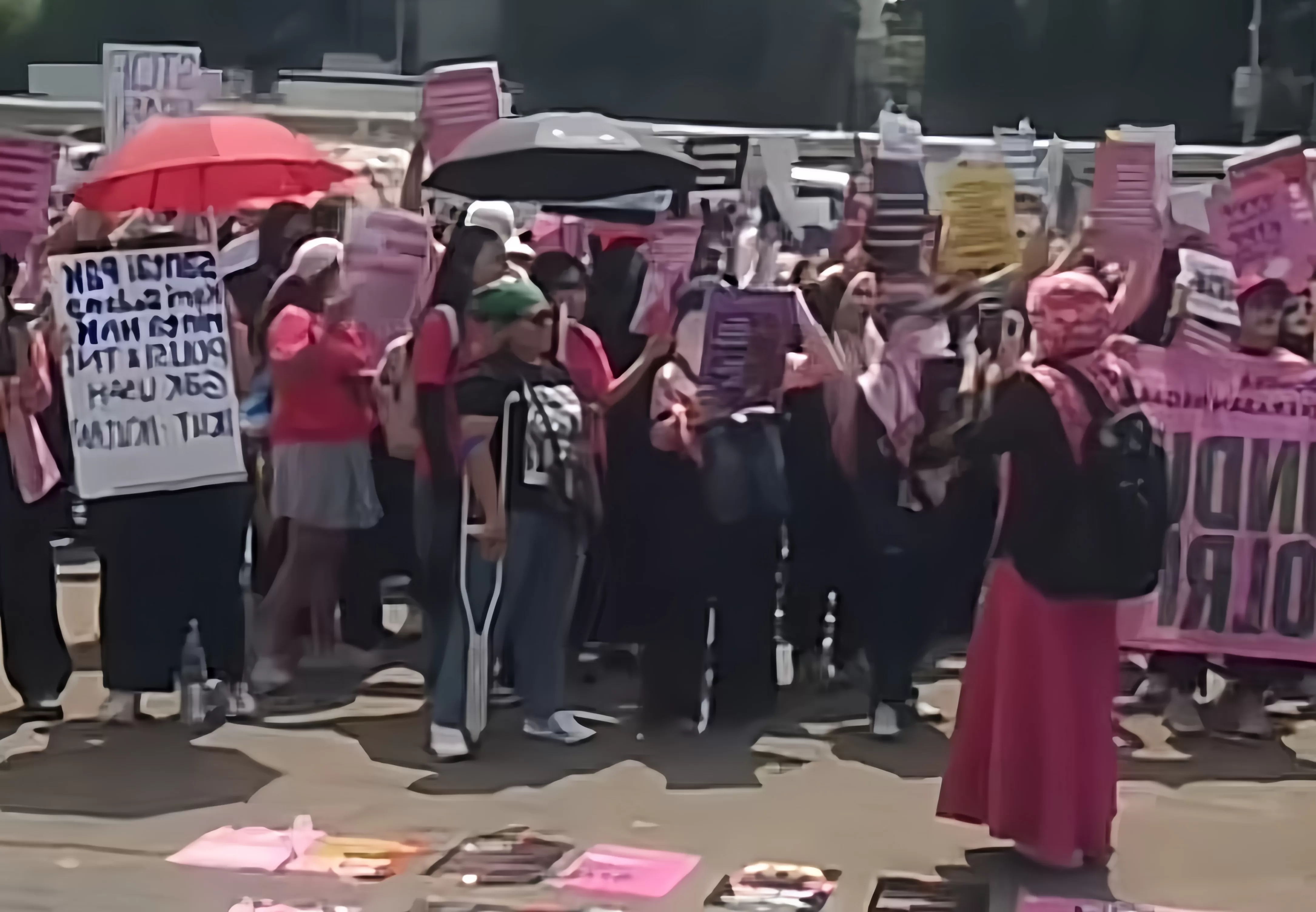 Demo 3 September Dipenuhi Massa Berbaju Pink (puspita)