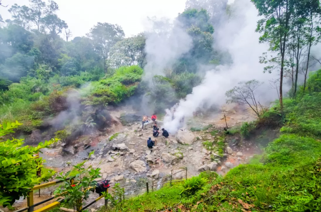 Kawah Kamojang Garut  (puspita)