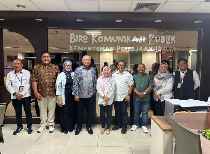 Kepala Biro Komunikasi Publik Kementerian PU Lisniari Munthe (tengah) beserta tim menerima kunjungan Direktur Promedia Dadang Hermawan (keempat dari kiri) 26 September 2025. 