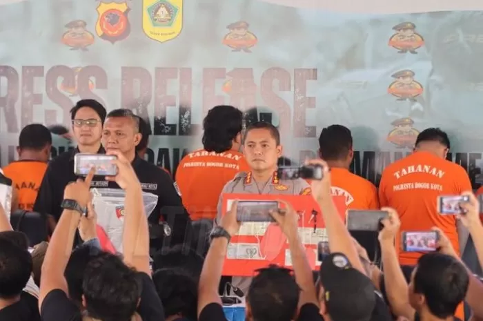 Soroti insiden debt collector atau disebut juga mata elang yang menagih nasabah di Tangerang berujung cekcok dengan polisi. (X.com/@PolsekTangerang)