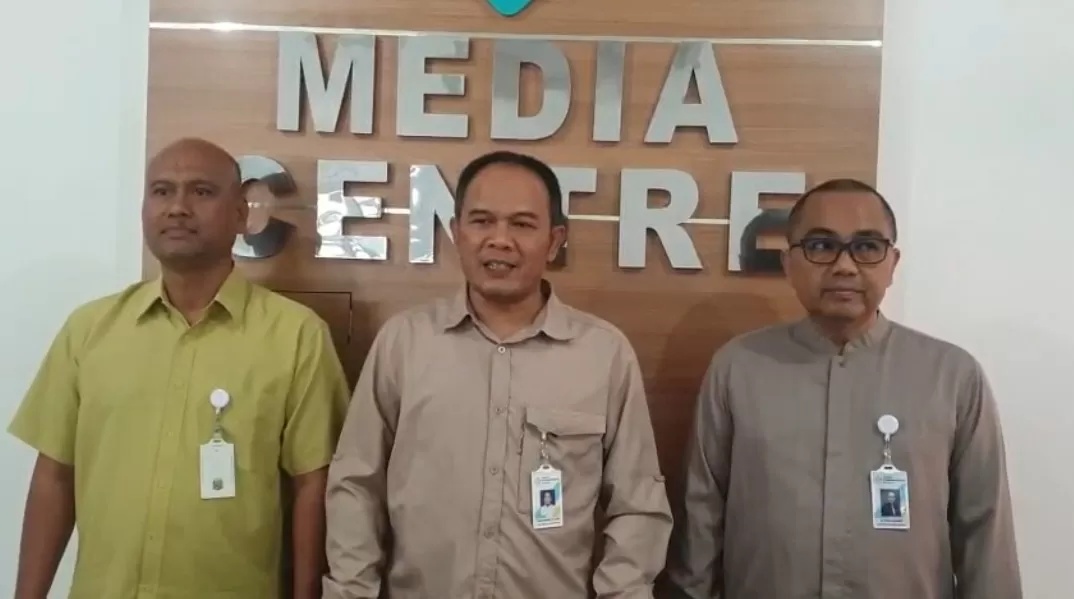 Direktur Rumah Sakit Umum Daerah RS Syamsudin SH Yanyan Rusyandi (Tengah)