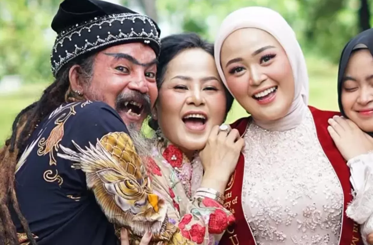 Putri Limbad Sukses Raih Gelar S2 Cum&shy;Laude (puspita)