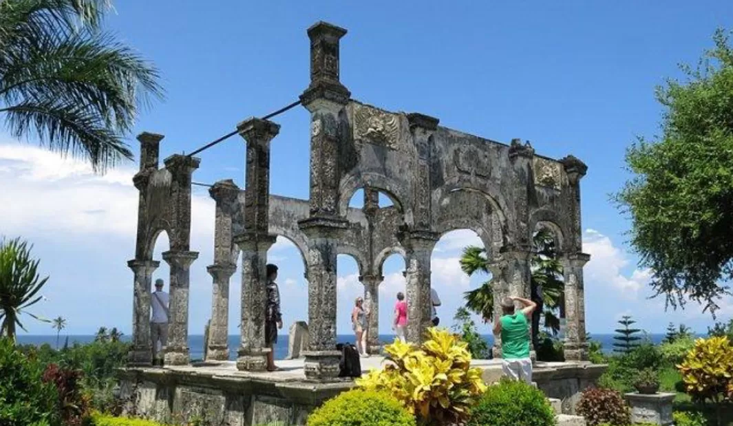 Keindahan Wisata Ikonik Taman Ujung (puspita)