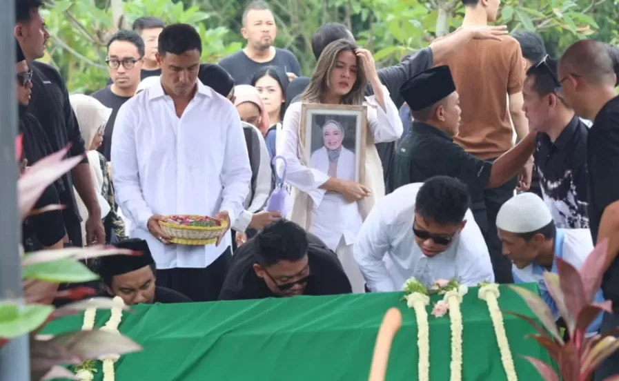 Hamish Daud Hadiri Pemakaman Ibunda Raisa   (puspita )