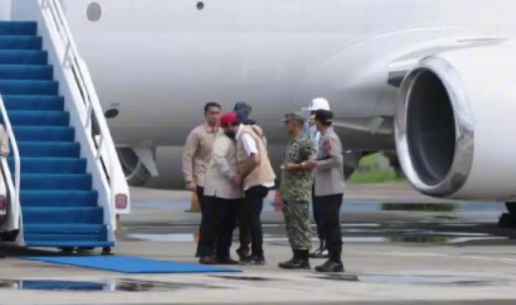 Prabowo Peluk Gubernur Mualem Usai Tiba di Aceh  (puspita)