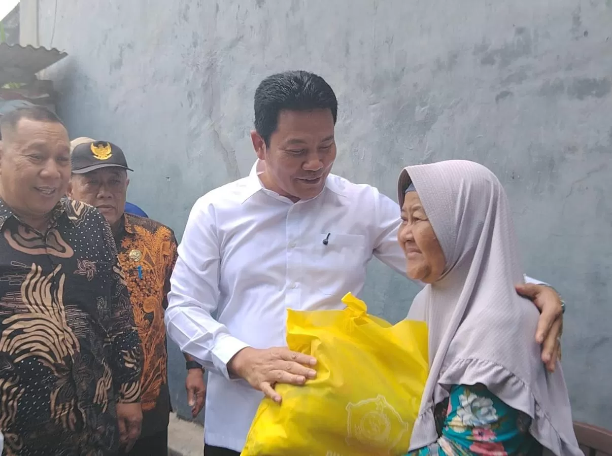  Bupati Sidoarjo, H. Subandi, sidak  program Rumah Tidak Layak Huni (RTLH) di Desa Kureksari, Kecamatan Waru (Foto: Diskominfo Sidoarjo)