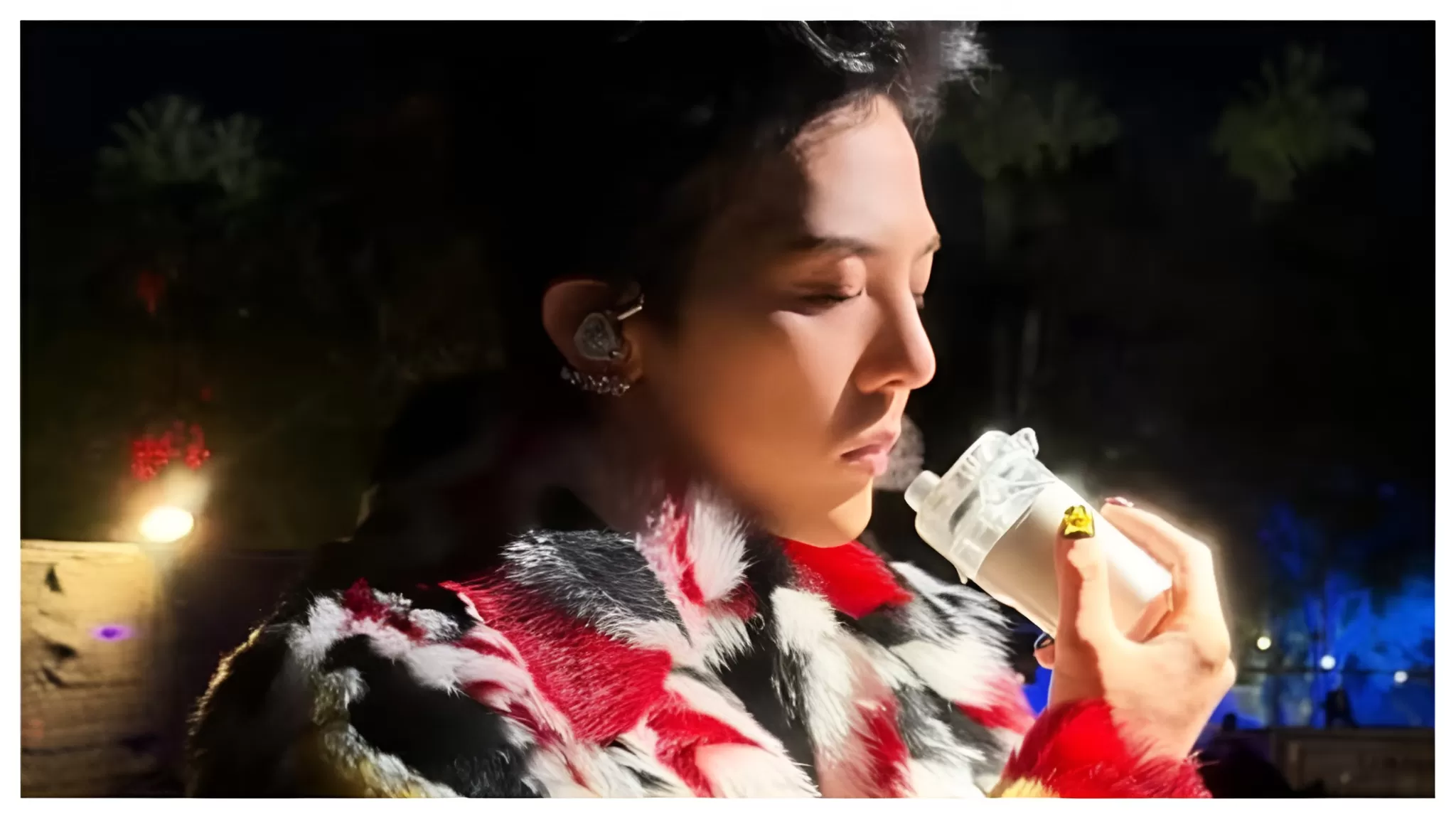 G-Dragon mencuri perhatian dalam penampilan perdananya di Coachella 2026 dengan mengenakan in-ear monitor custom. Foto : Instagram @avalon.custom 