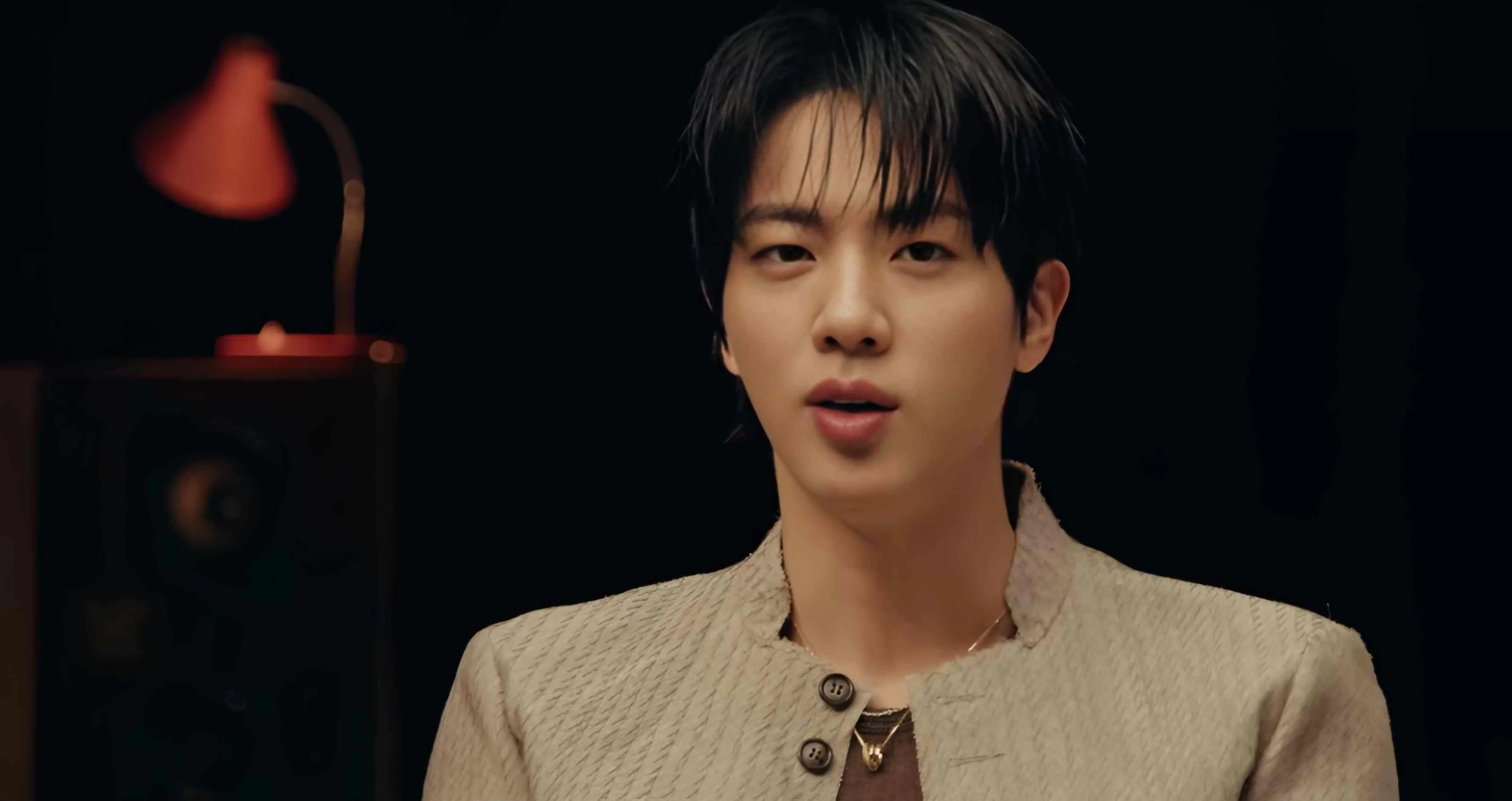 Jin BTS menyatakan komitmennya untuk memprioritaskan aktivitas grup di atas karier solo dalam wawancara terbaru, menekankan pentingnya kerja tim dalam K-pop. (Tangkapan layar YouTube/@rollingstone)