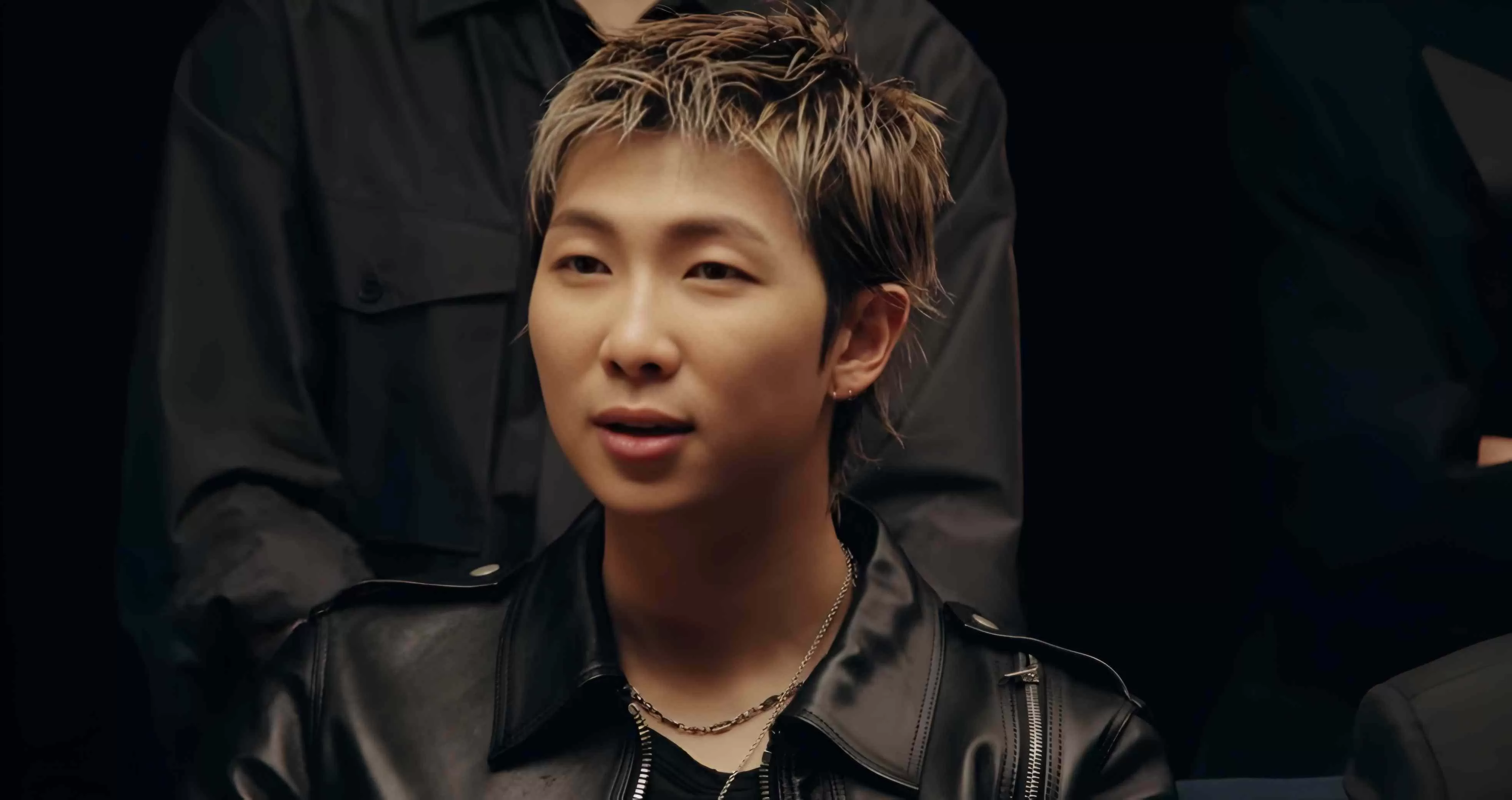 Dalam wawancara bersama Rolling Stone, RM BTS menanggapi komentar negatif mengenai masa depan grupnya. (Tangkapan layar YouTube/@rollingstone)