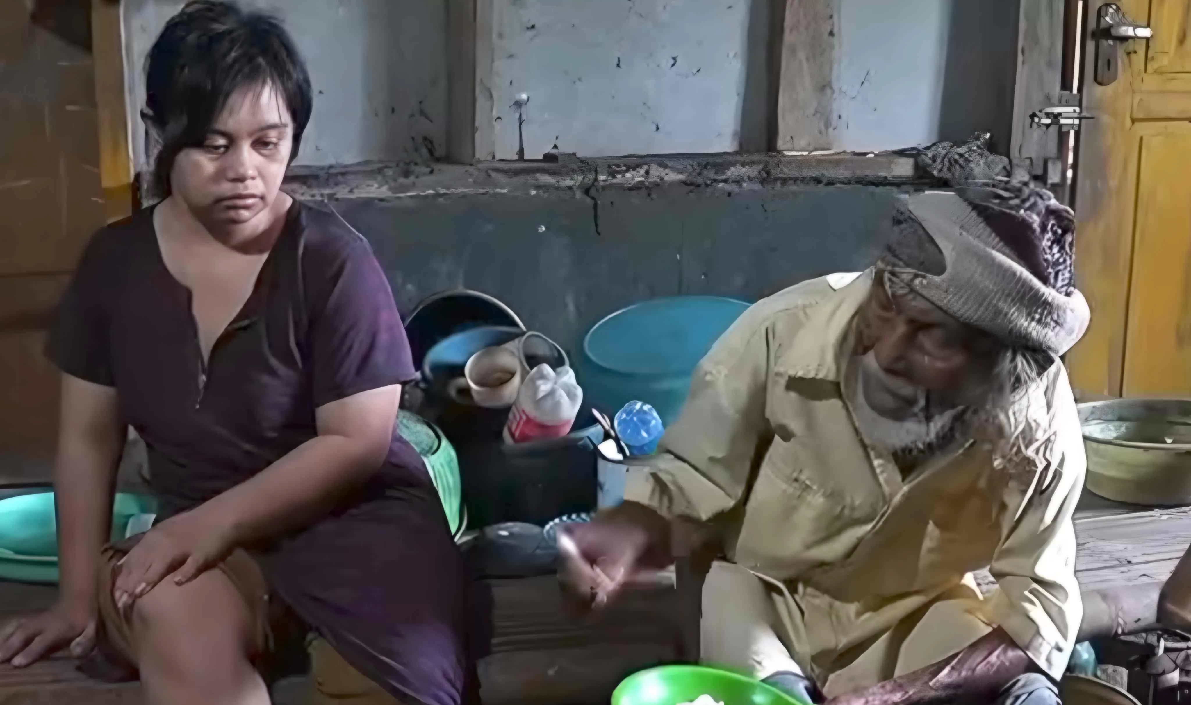 Kondisi sosial Abah Rastam (84), seorang lansia yang harus berjuang merawat putrinya dengan disabilitas di tengah himpitan ekonomi dan keterbatasan fisik di usia senja. (Instagram/@rumpi_gosip)