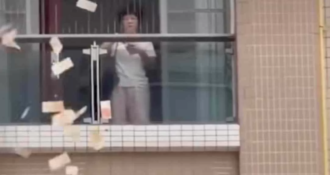Seorang wanita di Guangdong, China, melemparkan uang tunai senilai Rp2,5 miliar dari balkon apartemen akibat konflik keluarga, memicu kerumunan warga di lokasi. (Daily Mail)