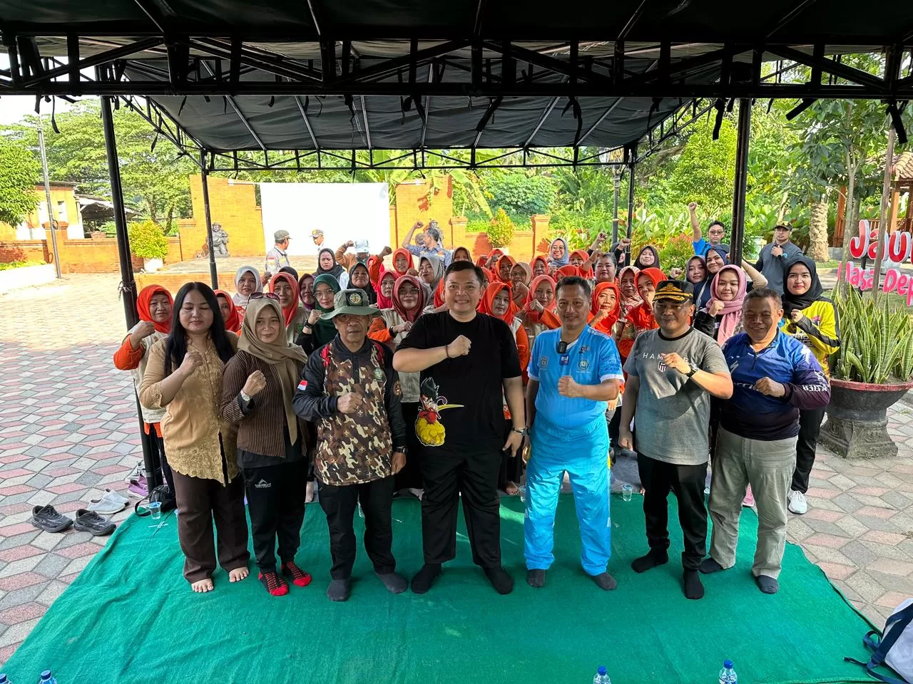 Wakil Wali Kota Mojokerto Rachman Sidharta Arisandi memberikan arahan kepada masyarakat dalam kegiatan Sosialisasi Bersinar (Bersih Narkoba) di Taman Prapanca, Kelurahan Mentikan, Jumat (17/4/2026). (mojokertokota.go.id)