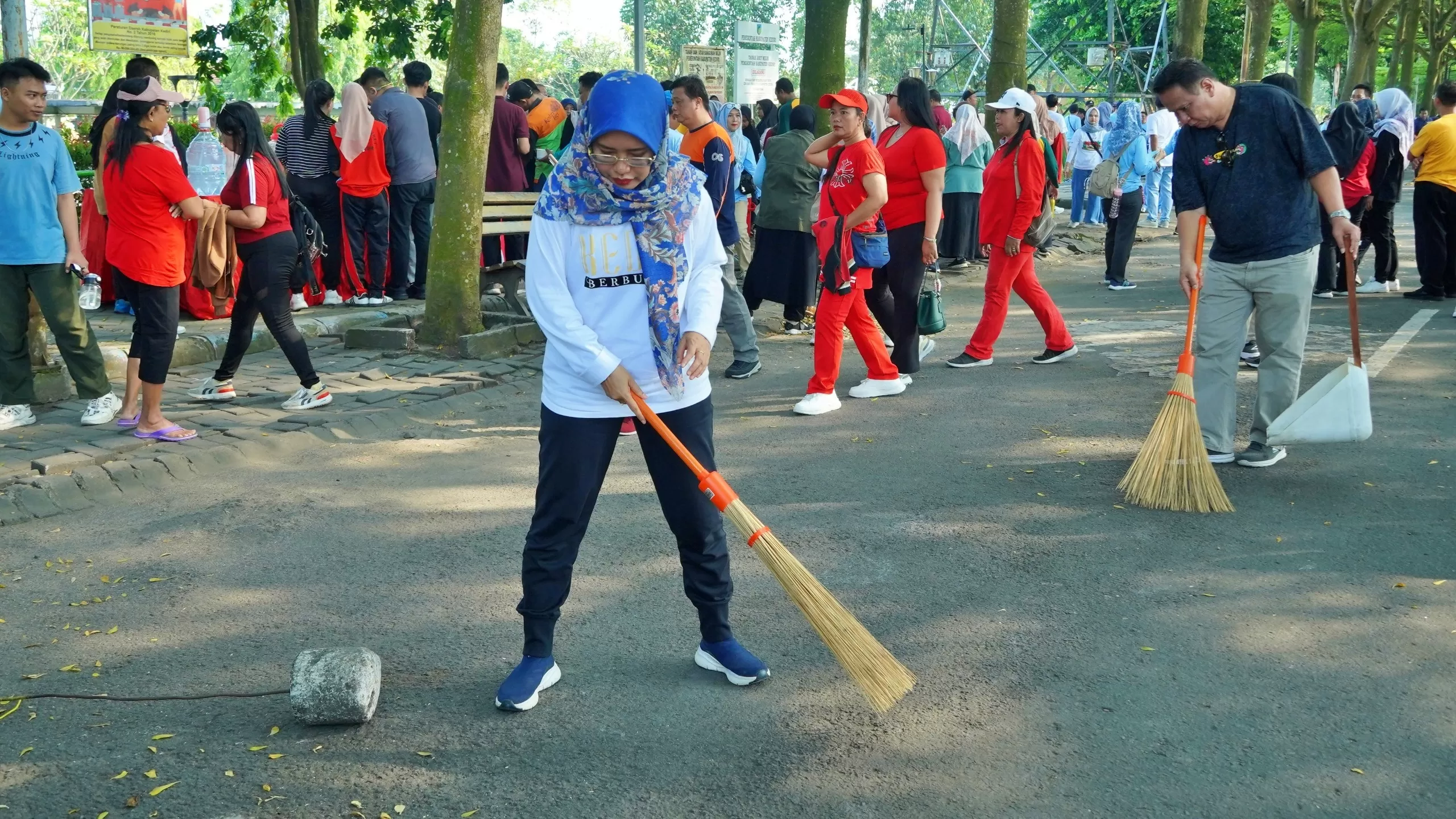 Wakil Bupati Dewi Mariya Ulfa bersih-bersih Kawasan Taman Hijau SLG, Jumat (17/4). (Foto: Humas Pemkab Kediri )