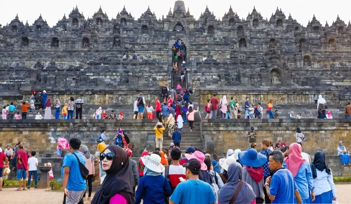 Amazing! 15 Ribu Lebih Pengunjung Memadati Candi Borobudur Saat Puncak ...