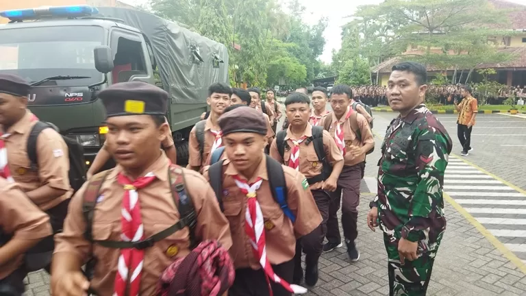 Anggota TNI Didik Siswa SMK 2 Jember. Pembentukan Profil Pelajar ...