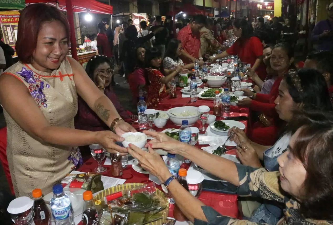 Mengenal Tradisi Tuk Panjang Menyambut Imlek Di Pasar Semawis Pecinan ...