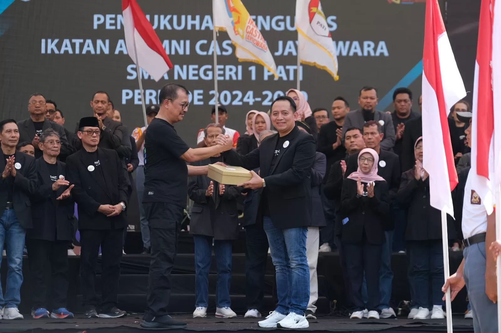 SOLID : Komjen Pol (Purn) Oegroseno mengukuhkan pengurus Ikatan Alumni Castra Jayecwara SMA Negeri 1 Pati. (ACHMAD ULIL ALBAB/RADAR KUDUS)