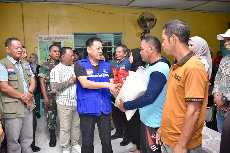 Pj Bupati Kampar Serahkan 9,9 Ton Beras Kepada Korban Yang Terdampak ...