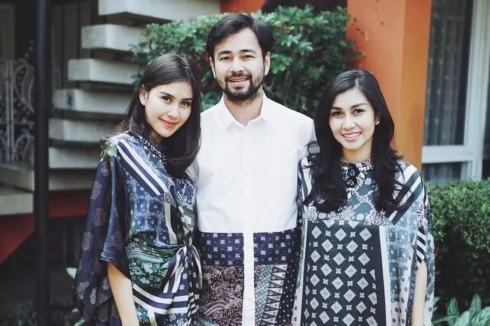 Raffi Ahmad dengan kedua adiknya, Nisya Ahmad dan Syahnaz Sadiqah. (Instagram @syahnazs)