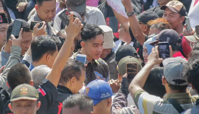 Gibran Rakabuming ketika bermitan dengan warga Solo. (M.IHSAN/RADAR SOLO)