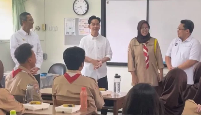 Gibran Rakabuming uji coba program makan siang gratis di SMA N 7 Jakarta. (ANTARANEWS)