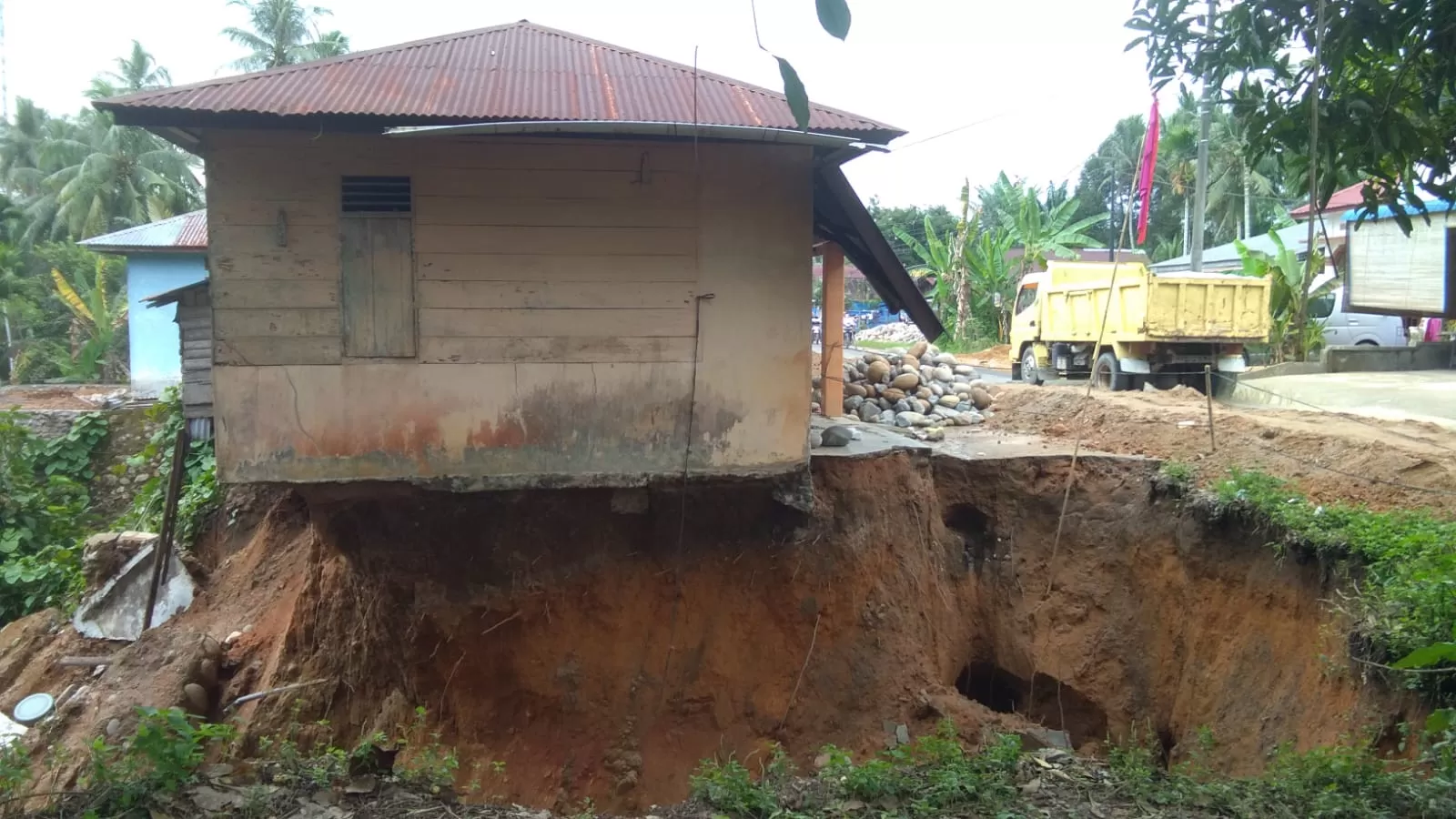 Longsor Mengancam Pemukiman Warga Di Sorkan, Tapanuli Tengah - Metro Daily