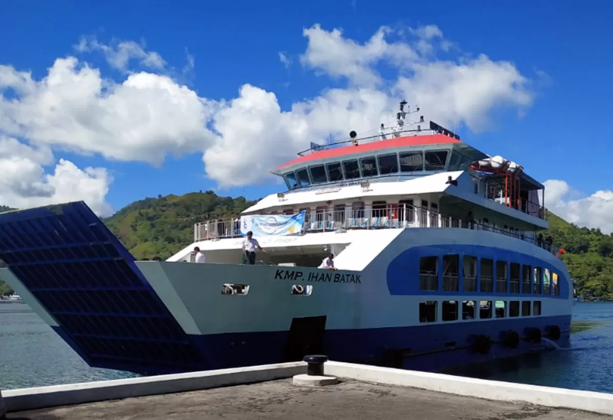 Naik Kapal Ferry Seberangi Danau Toba Ke Samosir Tak Lagi Antre - Metro ...